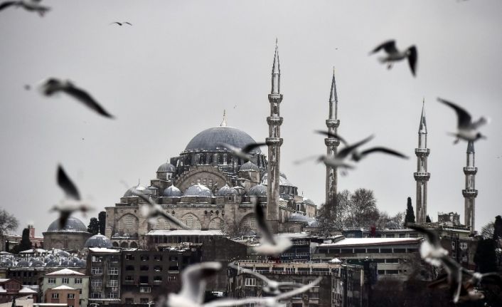 İstanbul beyaza büründü, kartpostallık manzaralar oluştu