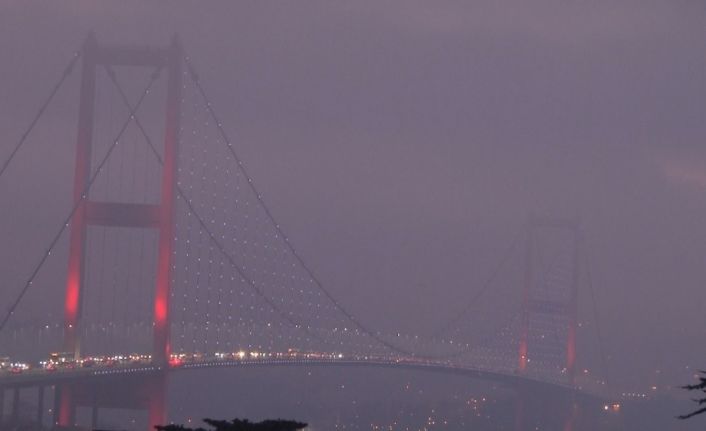 İstanbul Boğazı’nda sabah saatlerinde etkili olan sis kartpostallık görüntüler oluşturdu