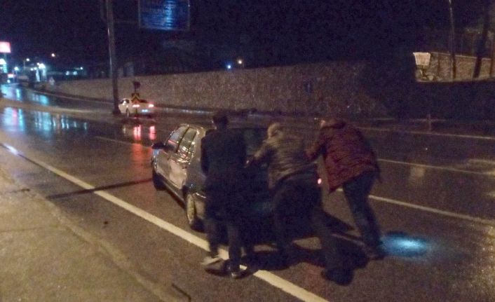 İstanbul -Çanakkale yolu şiddetli sağanak nedeniyle göle döndü, mahsur kalan otomobili polisler iterek kurtardı