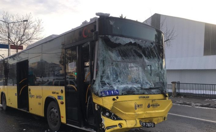 İstanbul Sultanbeyli’de İETT otobüsüyle servis minibüsü çarpıştı. Kazada 7 kişi yaralanırken olay yerine çok sayıda acil servis ekibi sevk edildi.