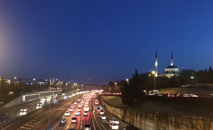 İstanbul’da 56 saatlik kısıtlama sonrası 15 Temmuz Şehitler Köprüsü’nde trafik yoğunluğu
