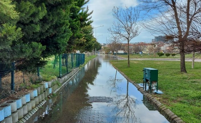 İstanbul’da dalgalar kıyıyı dövdü, park sular altında kaldı