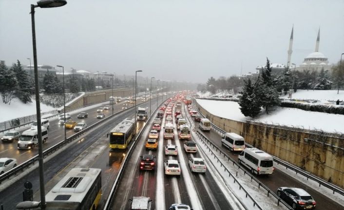 İstanbul’da etkili olan kar yağışı sonrası 15 Temmuz Şehitler Köprüsü’nde trafik yoğunluğu