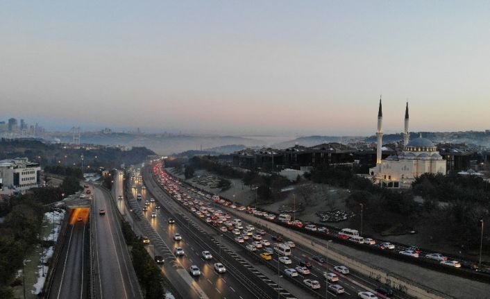 İstanbul’da kısıtlama sonrası 15 Temmuz Şehitler Köprüsü’nde trafik yoğunluğu havadan görüntülendi