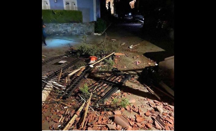 İzmir’in Çeşme ilçesi Alaçatı bölgesinde hortum çıktığı, 5 kişinin yaralandığı belirtiliyor. Öte yandan bölgede araçların zarar gördüğü, aydınlatma direklerinin ve bir inşaat vincinin devrildiği öğrenildi. Bölgede teknelerde de zararın olduğu ifade edildi