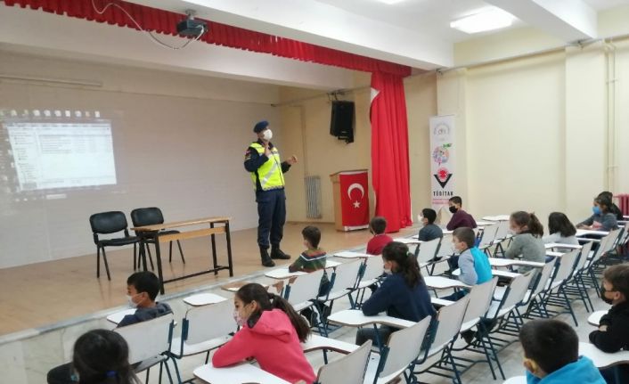 Jandarmadan 35 köy okulunda 650 öğrenciye trafik eğitimi