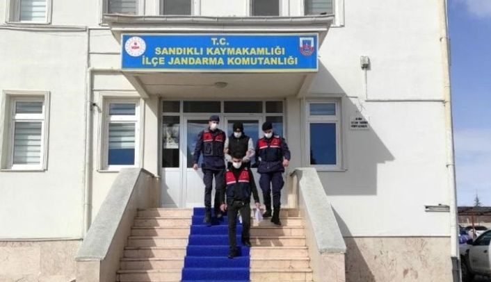 JASAT müşteri gibi girdiği dükkanda 13 ayrı suçtan aranan şahsı yakaladı
