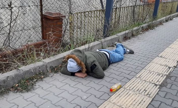 Kaldırımda yatan adam ekipleri harekete geçirdi