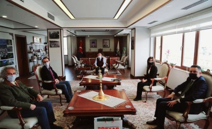 Kantarcı ve yönetim kurulu üyeleri Rize valisi Çeber’i makamında ziyaret ettiler
