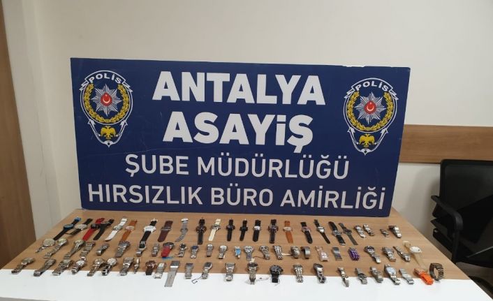 Kapıyı zorlayarak girdikleri iş yerinden 30 bin liralık saat çaldılar