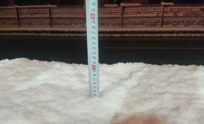 Kar kalınlığının 12 santimetre’yi geçtiği Gölcük’te D-130 karayolu ulaşıma kapandı