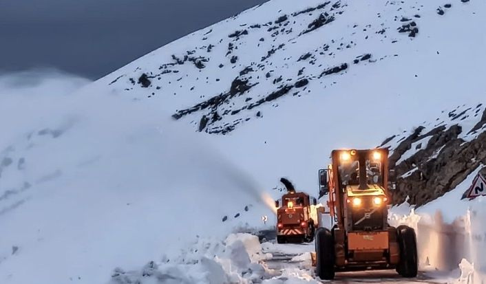 Kar kalınlığının 2 metreyi bulduğu Tanin geçidinde ekiplerin karla mücadelesi sürüyor