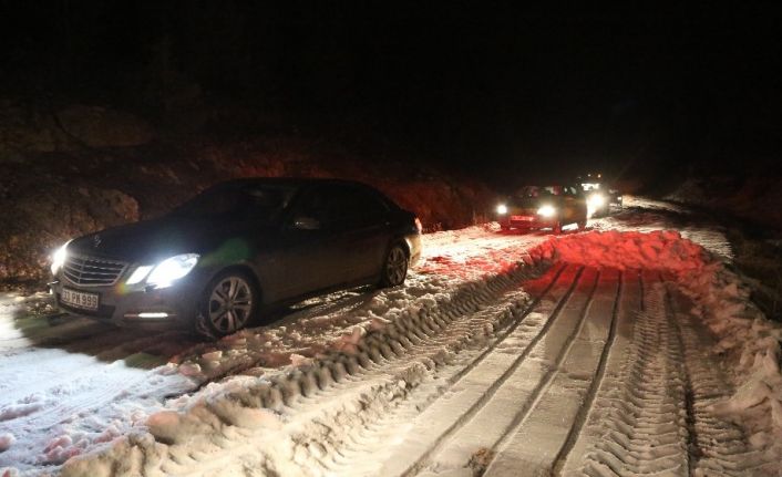 Kar ve buzlanma sebebiyle yaylada mahsur kalan piknikçiler 8 saatte kurtarıldı