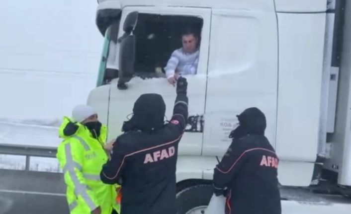 Kar ve fırtınanın ortasında kalan tır sürücülerinin imdadına AFAD ekibi yetişti