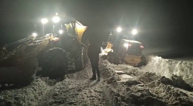 Kar ve tipi nedeniyle iş makinesi yolda mahsur kaldı