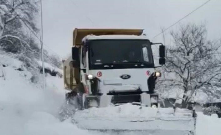 Kar yağışı 136 köy yolunu ulaşıma kapattı