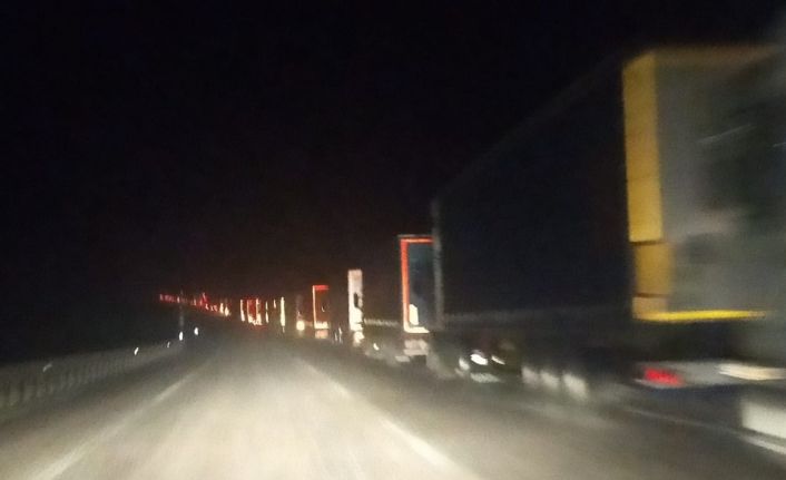 Kar yağışı nedeniyle Yunanistan TIR geçişlerini durdurdu, Sınır Kapıları’nda TIR kuyruğu oluştu