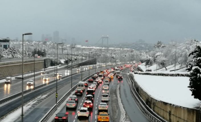 Kar yağışı ve 56 saatlik kısıtlama sonrası 15 Temmuz Şehitler Köprüsü’nde trafik yoğunluğu