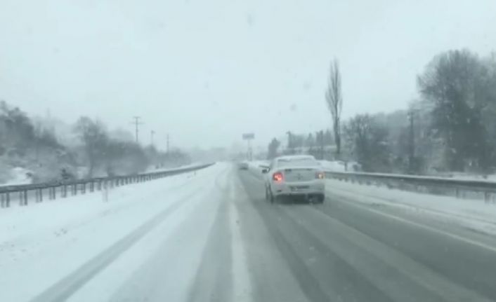 Kar yağışı Yalova’da da etkili oluyor. Araçlar buzlanan yollarda kaldı