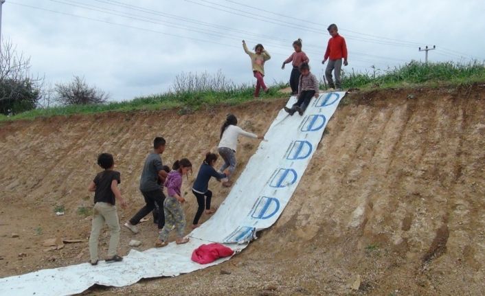 Kar yağmayan Antalya’da çocukların toprak üzerinde gülümseten kayak keyfi