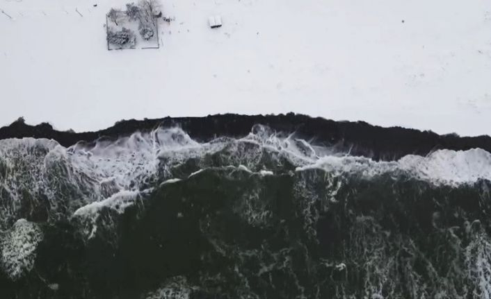 Karadeniz’in hırçın dalgaları karla buluşunca doyumsuz görüntüler ortaya çıktı