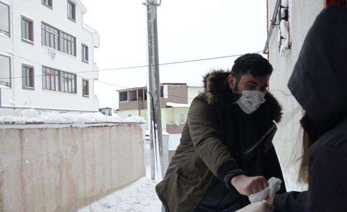 Karantinadaki vatandaşlara sıcak yemek yardımı kar yağışında da devam ediyor