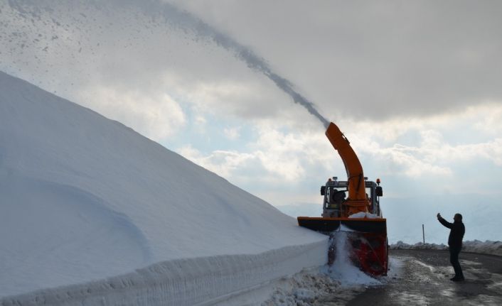 Karayollarında 4 metrelik karla mücadele çalışması