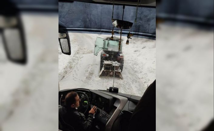 Karda kayan yolcu otobüsü yoldan çıktı