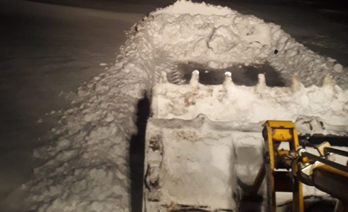 Karla mücadele ekiplerinin zorlu gece mesaisi: 5 köy yolu ulaşıma açıldı