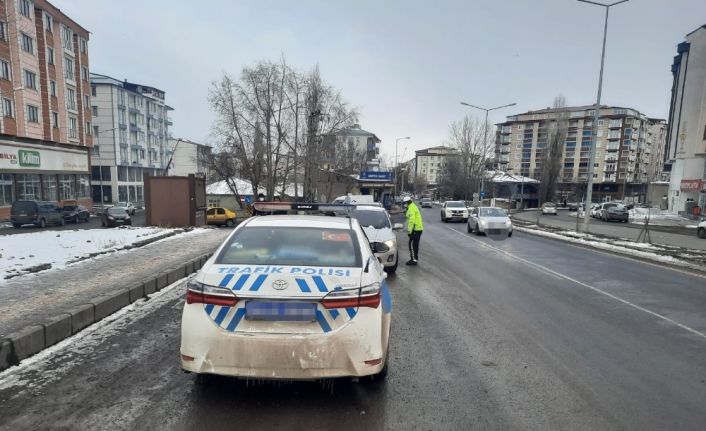 Kars’ta polisten ışıklı ve sesli uyarı denetlemesi