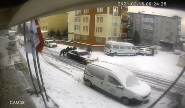 Kartal’da park halindeyken kayan lüks  otomobili durdurmak için mahalleli seferber oldu