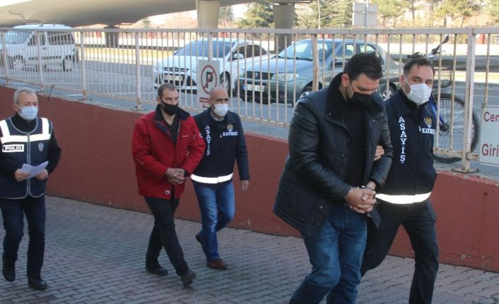 Kayseri’de yaşlı kadının 500 TL’sini gasp eden 2 kapkaççı adliyeye sevk edildi