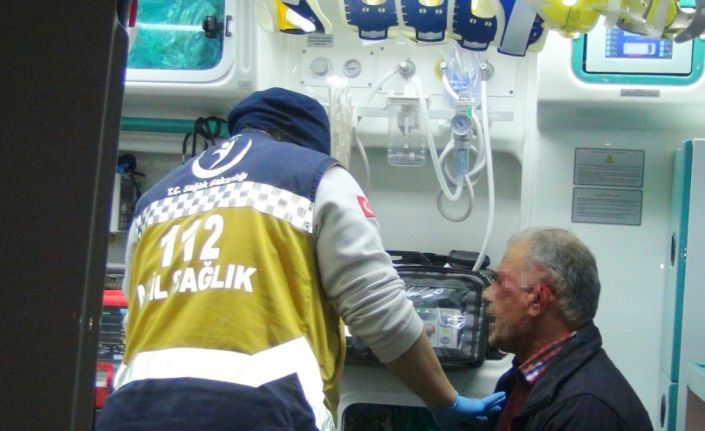 Kazada kulağı kopan araç sürücüsü, aracını bırakıp ambulansa binmemek için direndi