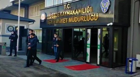 Kendilerini polis ve savcı olarak tanıtıp 215 bin lira dolandırdılar