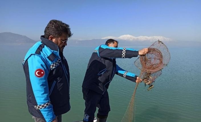 Kerevit üretiminde birinci sıradaki Eğirdir Gölü’nde kaçak avcılığın önüne geçilemiyor