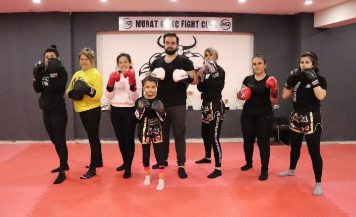 Kick boks ile hem spor yapıyor hem de kendilerini savunuyorlar