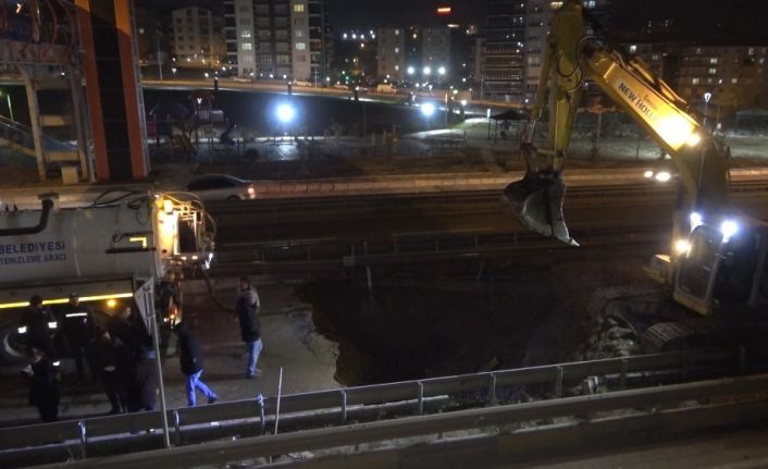 Kilit kavşakta su borusu patladı: Ankara-Kayseri kara yolu trafiğe kapatıldı