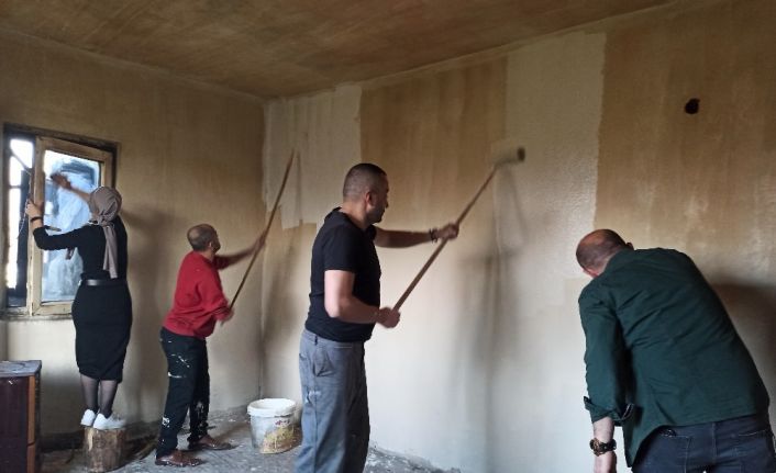 Kimsesiz şahsın soğuk evde kışı geçirdiğini öğrenen gençler kolları sıvadı