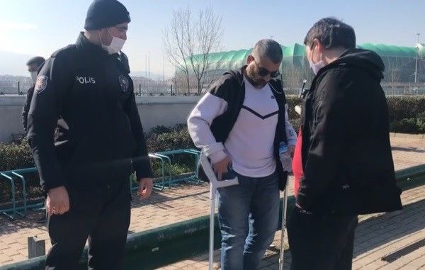 Kısıtlamada kontrol noktasından geçen engelli sürücünün aracında uyuşturucu olduğu iddia edilen madde ele geçirildi