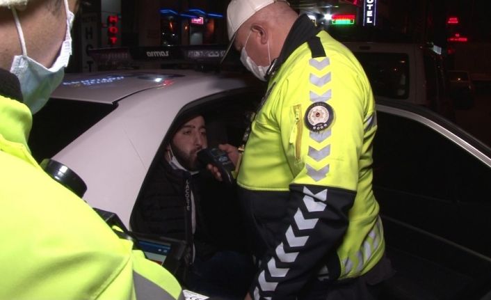 Kısıtlamada kontrol noktasından kaçan şahıstan polislere, "Sizin yanınıza bırakmayacağım, sizi mahkemeye vereceğim" tehdidi