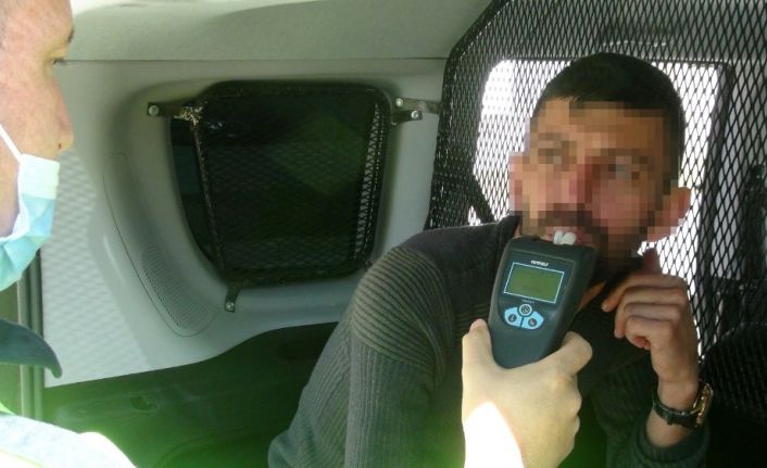 Kısıtlamada polisten kaçan alkollü sürücü duvara çarpınca yakayı ele verdi