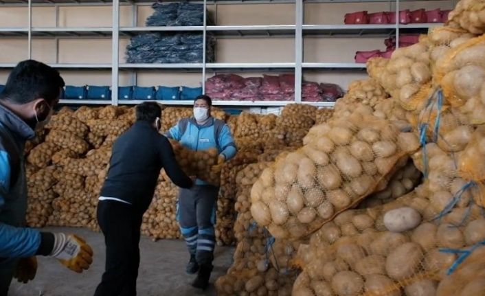 Kocasinan Belediyesi’nden ihtiyaç sahiplerine 80 ton patates