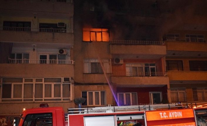 Kömür sobası evi yaktı