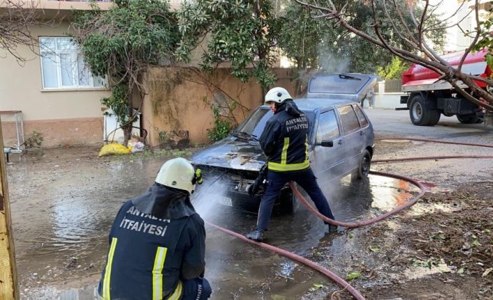 Kontağı çevirdi, otomobil alev aldı