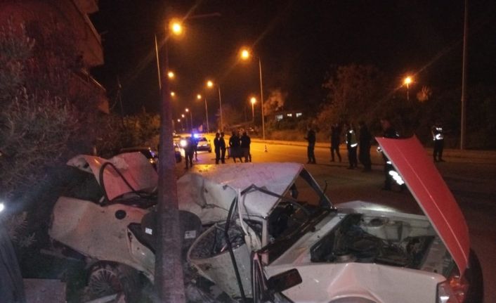 Kontrolden çıkan otomobil önce çöp konteynerine ardından direğe çarptı: 1 ölü