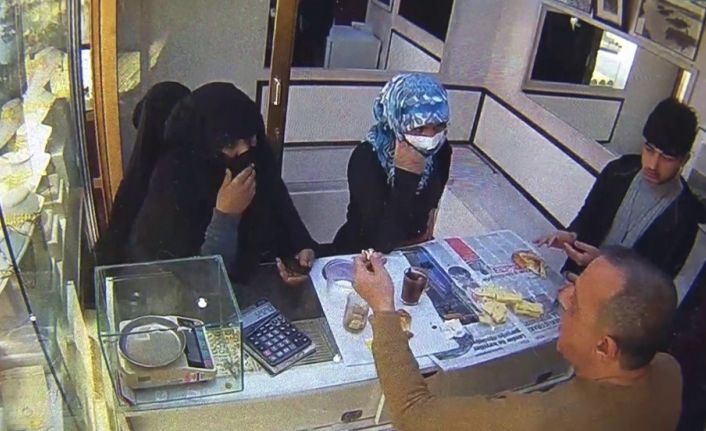 Küpe bozdurma bahanesiyle kuyumcuya girdiler, 80 bin lira değerinde 30’un üzerinde altın bilekliği çaldılar