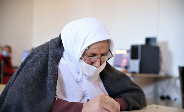 Kur’an-ı Kerim okumak için 70 yaşında okuma yazma öğreniyor