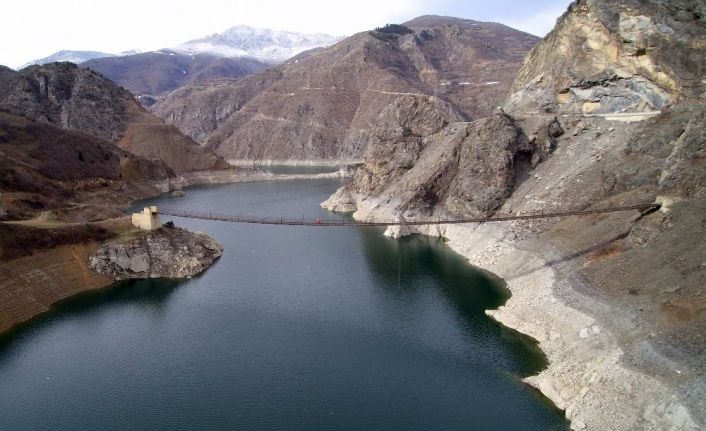 Kürtün Baraj Gölü üzerindeki 165 metre uzunluğundaki asma köprü yöre halkının ulaşımını sağlıyor