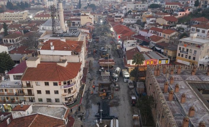 Kuşadası çarşılarına bir ayda 8 bin 760 metrekare doğal taş döşendi