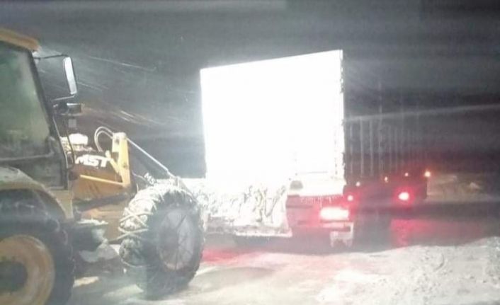 Kütahya’da tipi nedeniyle yolda kalan tır ve otomobil kurtarıldı